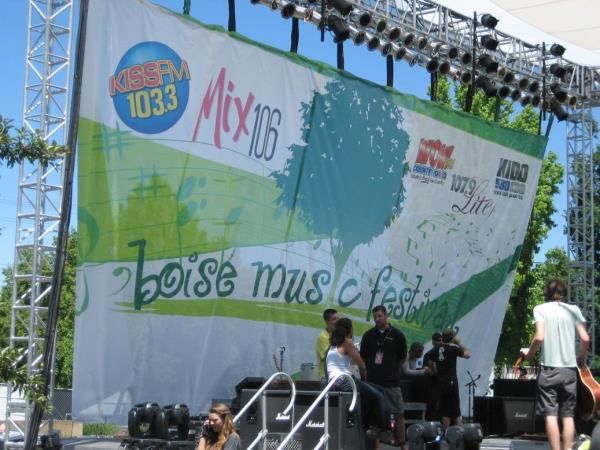 MESH011 - Custom Mesh Banner for Entertainment