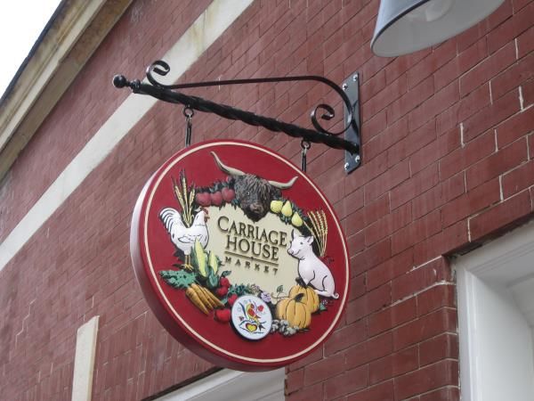 Emerging Trends: What’s Hot in Signage