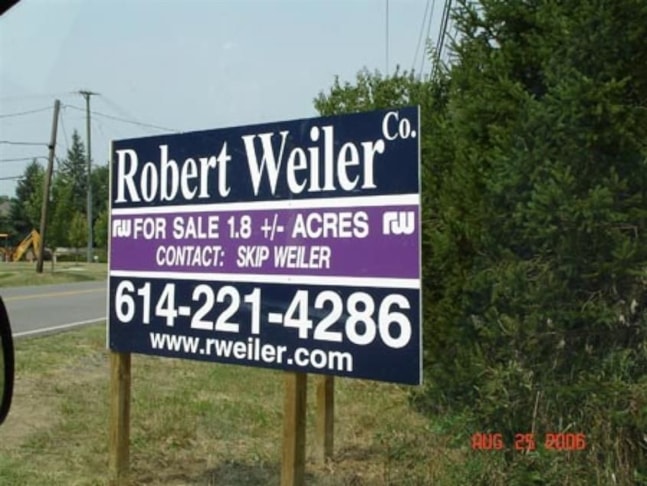 Advertisement that stands out with a customized sign for high contrast