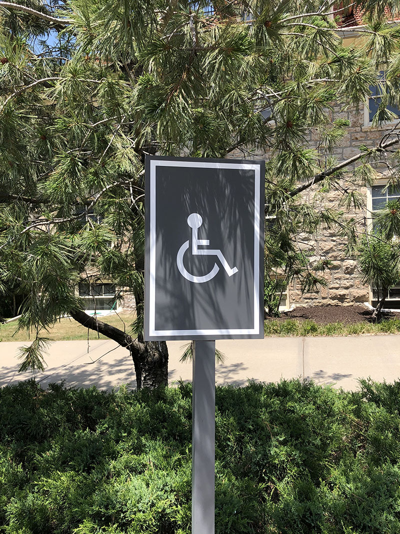 Exterior Metal Wayfinding Parking Sign for Kemper Museum of Contemporary Art in Kansas City, Missouri