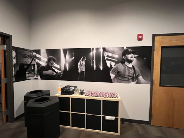 Wall Murals & Graphics