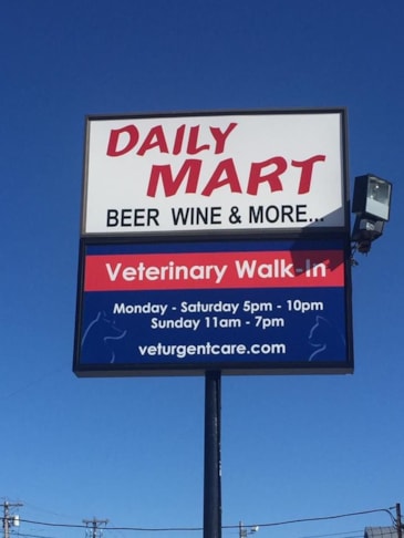 Illuminated light box with polycarbonate faces