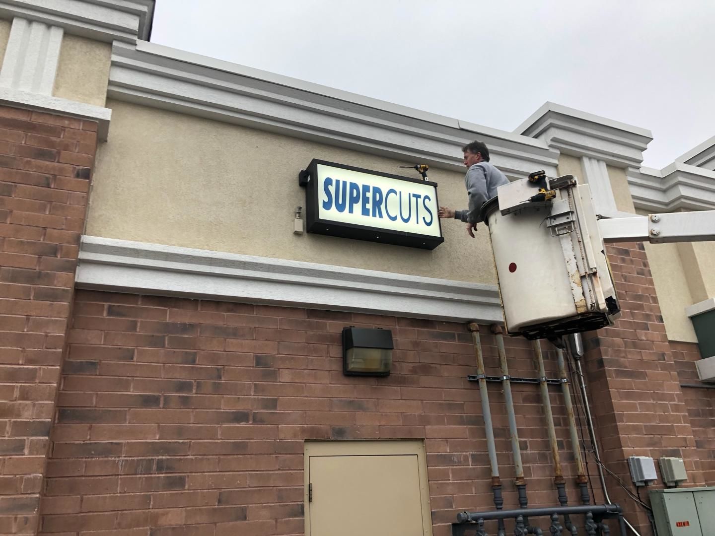 Cabinet sign Supercuts